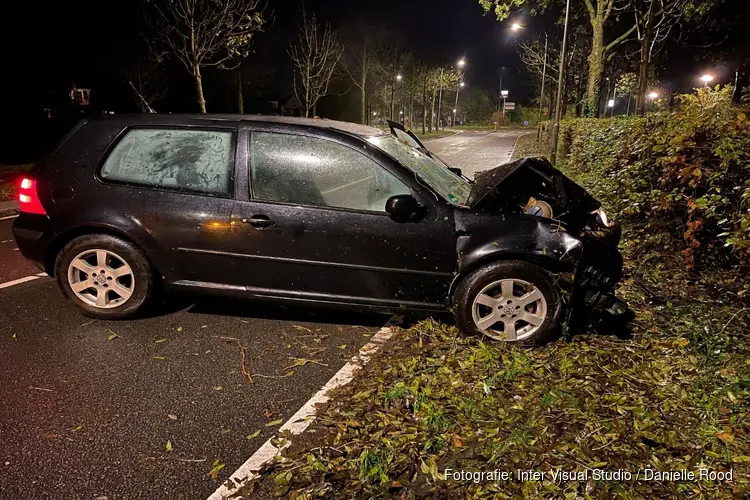 Auto rijdt tegen boom in Grootebroek