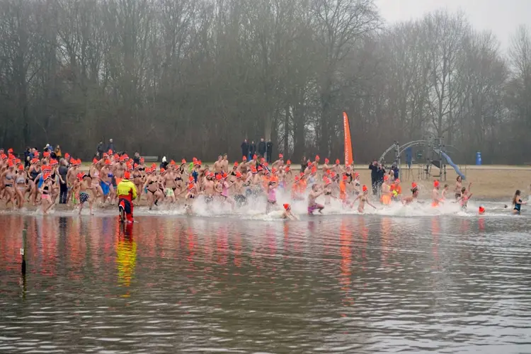 Nieuwjaarsduik in Het Streekbos