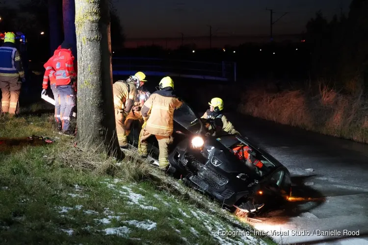 Auto te water in Hoogkarspel, bestuurster gewond