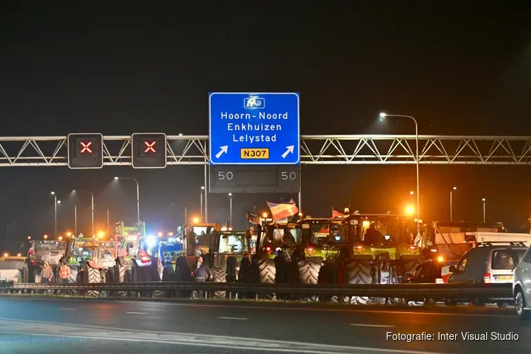 Boerenprotesten in Zaanstreek-Waterland en Hoorn, wegblokkade op A7