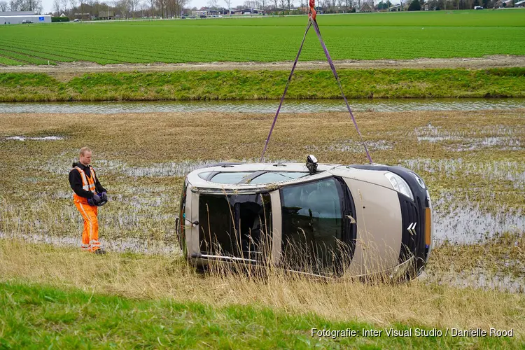 Auto van de weg langs afrit Westfrisiaweg bij Lutjebroek