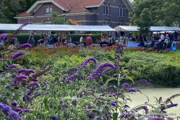 Vlooienmarkt in het Snouck van Loosenpark in Enkhuizen