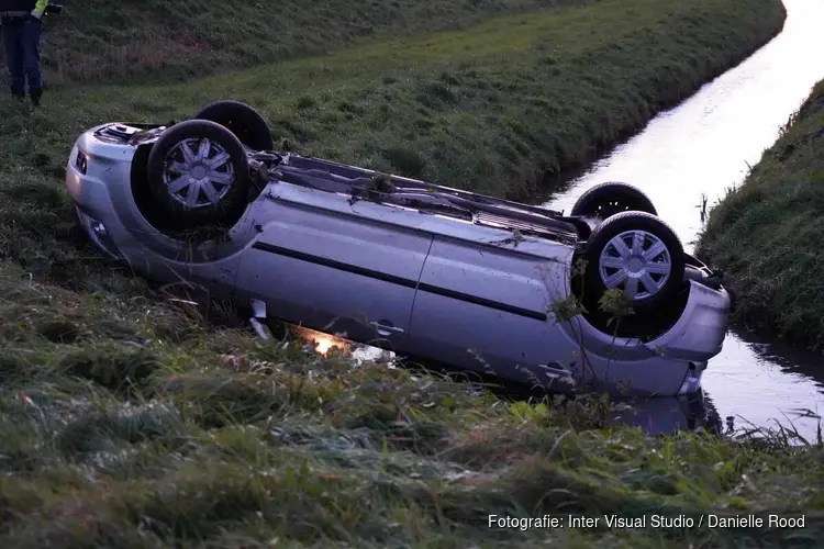 Auto op de kop in sloot in Hoogkarspel