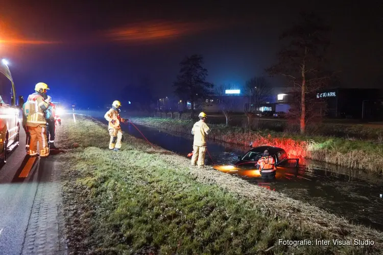 Verlaten auto in ijskoude sloot in Enkhuizen aangetroffen