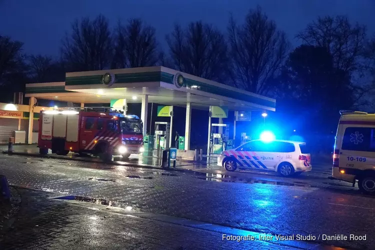 Medewerkster tankstation Bovenkarspel activeert onbedoeld brandalarm