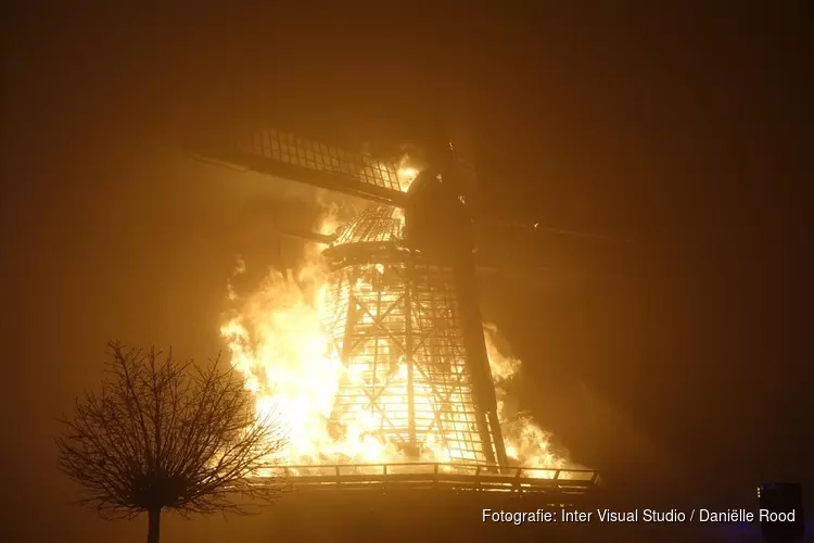 Molen verloren bij brand in Bovenkarspel: brandweer probeert overslaan te voorkomen