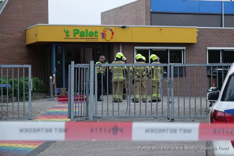 Auto rijdt schoolgebouw binnen in Grootebroek