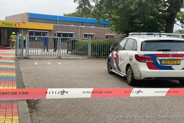 Man rijdt met auto basisschool binnen