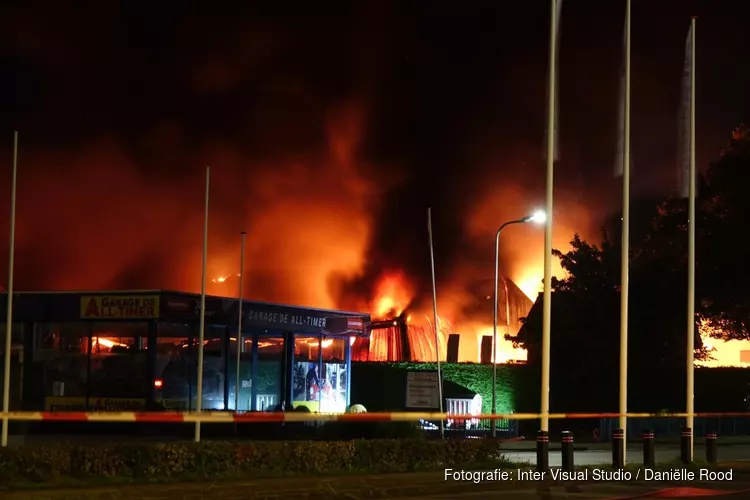 Uitslaande brand bij bedrijf in Grootebroek