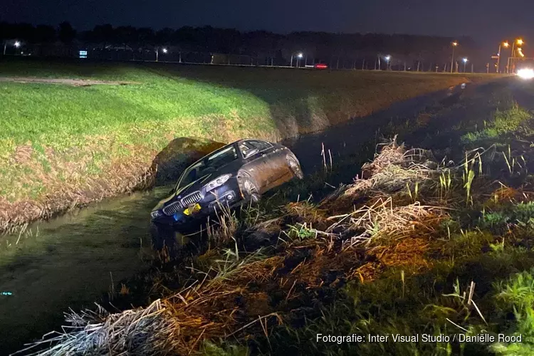 Auto te water in Lutjebroek