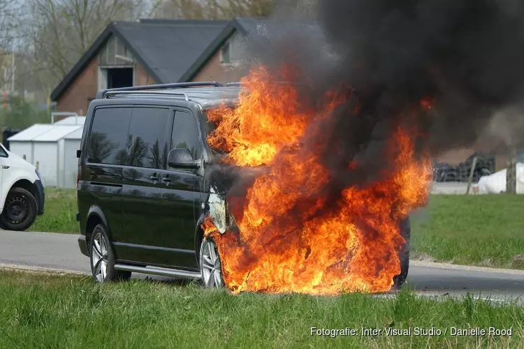 Auto vliegt in brand in Lutjebroek