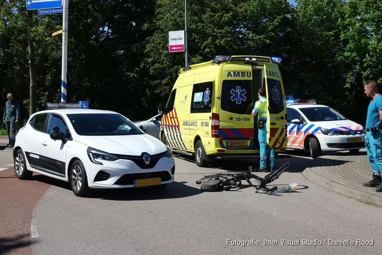 Lesauto botst met fietser in Bovenkarspel