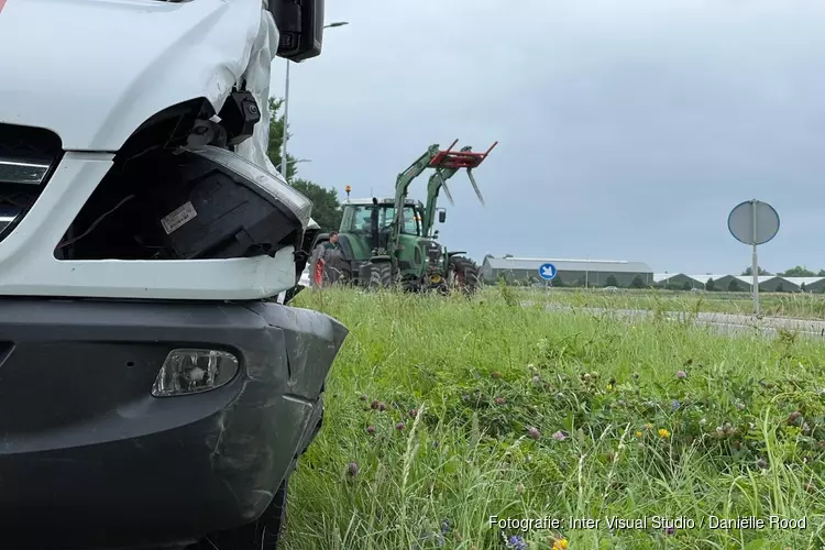 Tractor en busje botsen in Lutjebroek, veel schade aan beide voertuigen