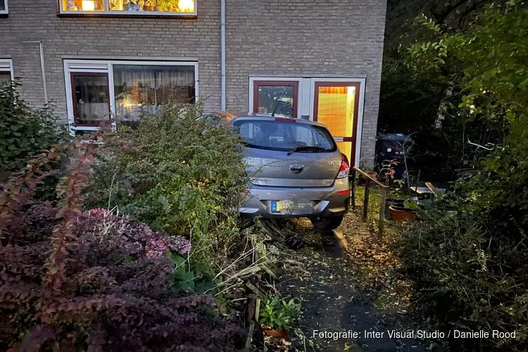 Auto in voortuin van woning Grootebroek