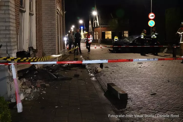 Ravage bij woning in Bovenkarspel; brokkenpiloot knalt tegen huis aan