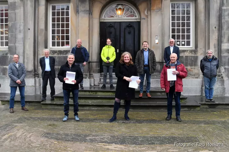 Buurtwarmte Enkhuizen weer stap verder: intentieverklaring getekend door coöperatie Buurtwarmte, bollenbedrijf Karel Bolbloemen en gemeente Enkhuizen