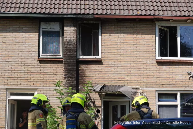 Oude motorfiets in brand tegen woning in Grootebroek