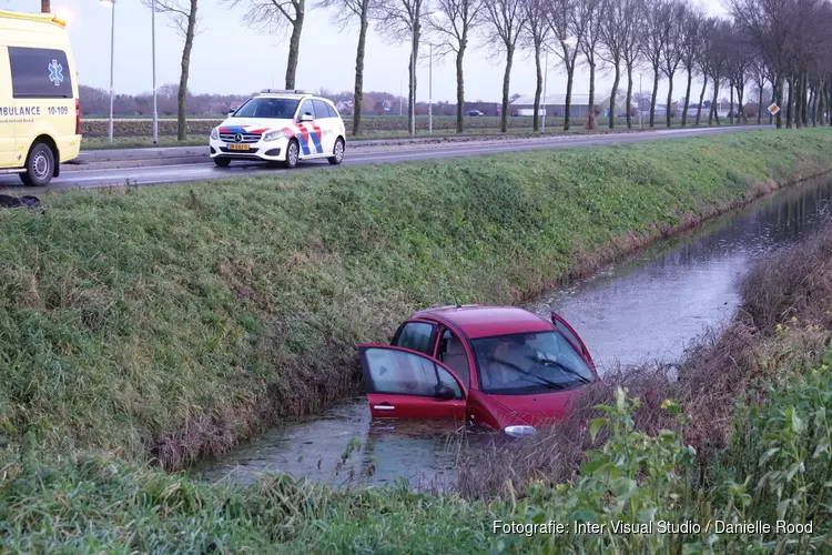 Auto te water na botsing in Hoogkarspel