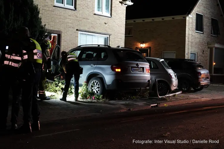 Auto knalt tegen woning in Hoogkarspel